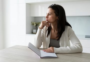 Mujer reflexionando acerca del proceso de mediación.