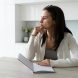 Mujer reflexionando acerca del proceso de mediación.