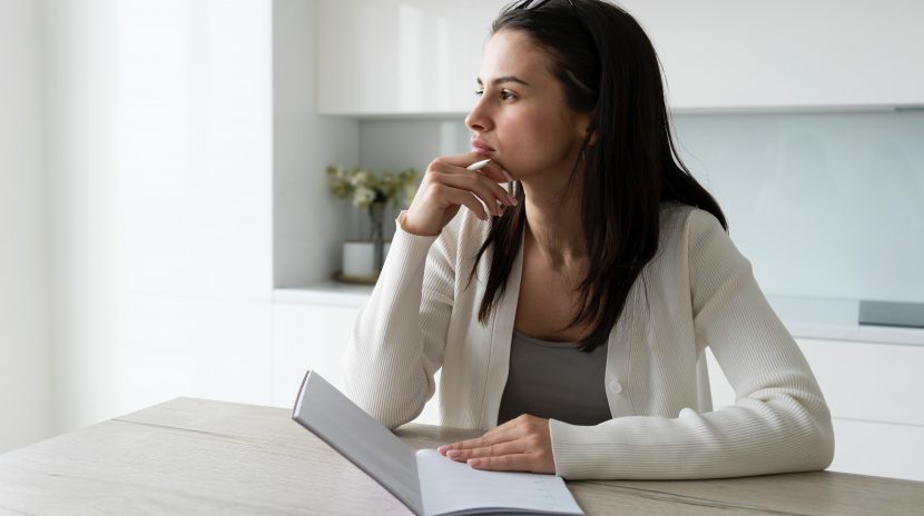 Mujer reflexionando acerca del proceso de mediación.